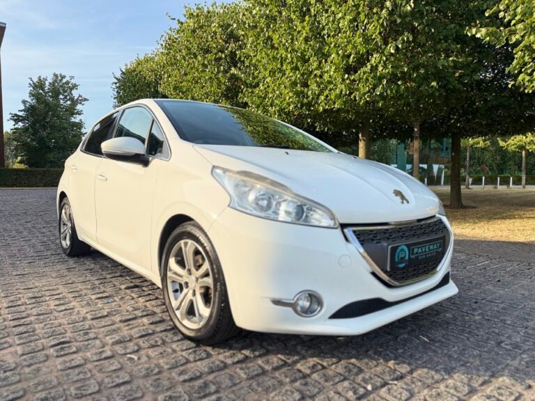 PEUGEOT 208  1.2 VTi Allure Hatchback 5dr Petrol Manual Euro 5 (82 ps)